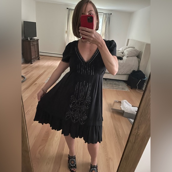 BCBGMaxAzria Black Sleeveless V-Neck dress. Sequin detail - Picture 2 of 8